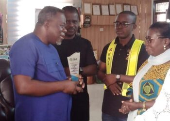 Dr Kwaku Oteng Receives Award From The GRA